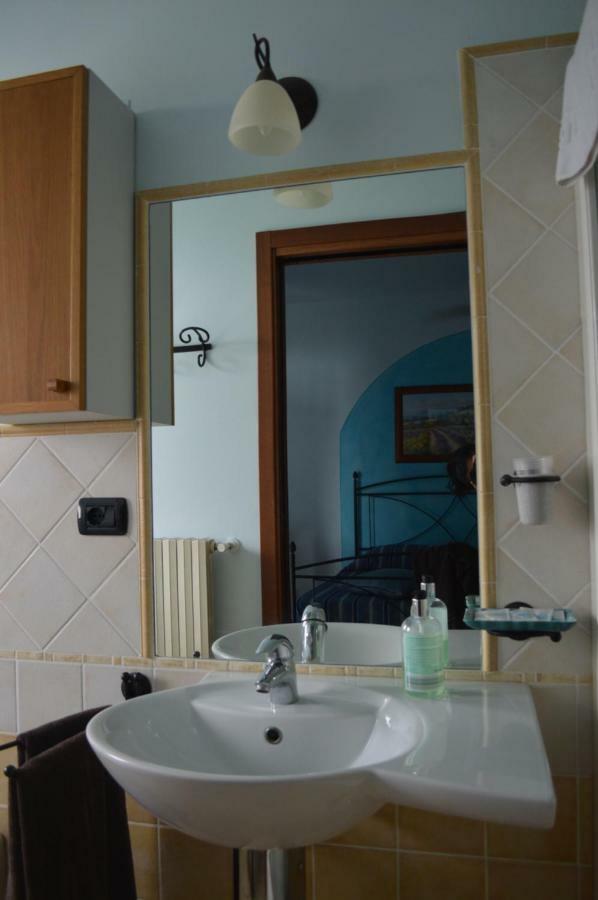Tra... Monti E Vigne Bed and Breakfast La Morra Buitenkant foto